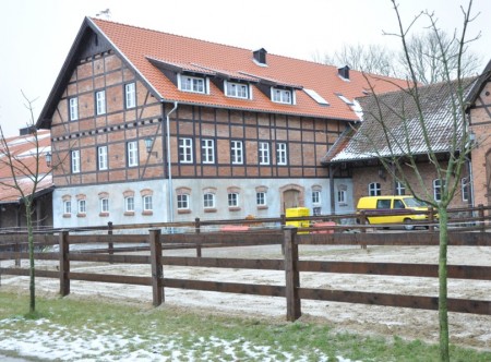 (Polski) Ujeżdżalnia i budynek biurowo mieszkalny